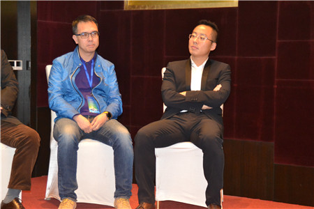 优路加总经理李日涵 （左一）与 广联赛讯总经理赵展（右一）在主题对话