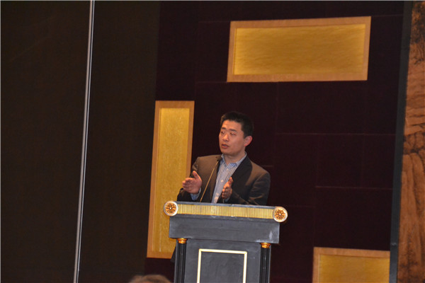 中国电信交通信息化应用基地技术总监黄晓彬在演讲 面向车联网应用的5G技术研究